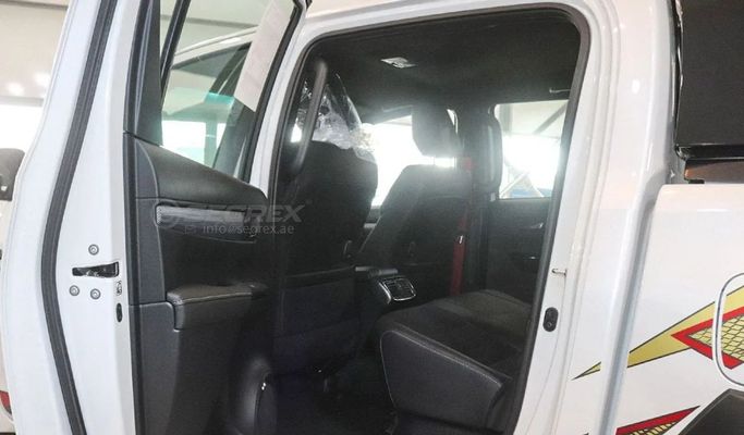 Новый Toyota Hilux VIII Рестайлинг, 4.0 л, 2025 в Дубае от Segrex Auto Белый цвет. GCC | AUTO.AE