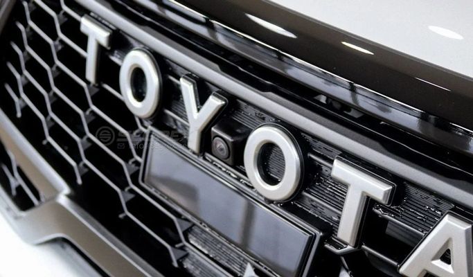 Новый Toyota Hilux VIII Рестайлинг, 4.0 л, 2025 в Дубае от Segrex Auto Белый цвет. GCC | AUTO.AE