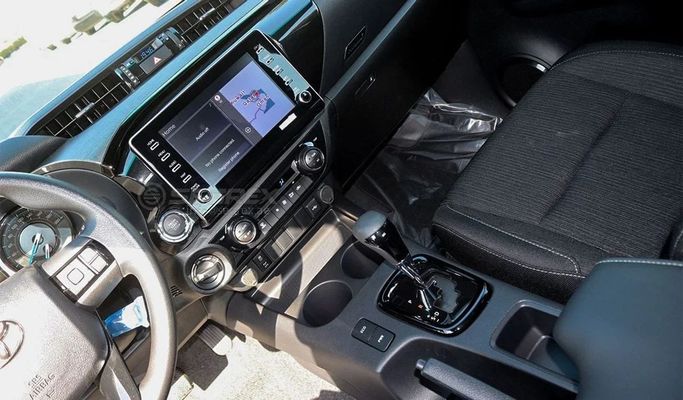 Новый Toyota Hilux VIII Рестайлинг, 4.0 л, 2025 в Дубае от Segrex Auto Белый цвет. GCC | AUTO.AE