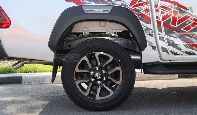 Новый Toyota Hilux VIII Рестайлинг, 4.0 л, 2025 в Дубае от Segrex Auto Белый цвет. GCC | AUTO.AE