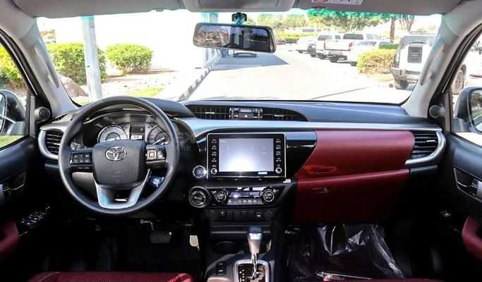 Новый Toyota Hilux VIII Рестайлинг, 2.7 л, 2025 в Дубае от Segrex Auto Белый цвет. GCC | AUTO.AE