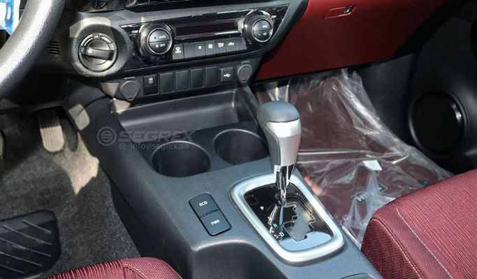 Новый Toyota Hilux VIII Рестайлинг, 2.7 л, 2025 в Дубае от Segrex Auto Белый цвет. GCC | AUTO.AE