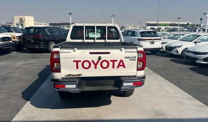 New Toyota Hilux VIII, 2.7 l, 2025 in Dubai by World Center Motors FZE, White color. GCC Specs | AUTO.AE