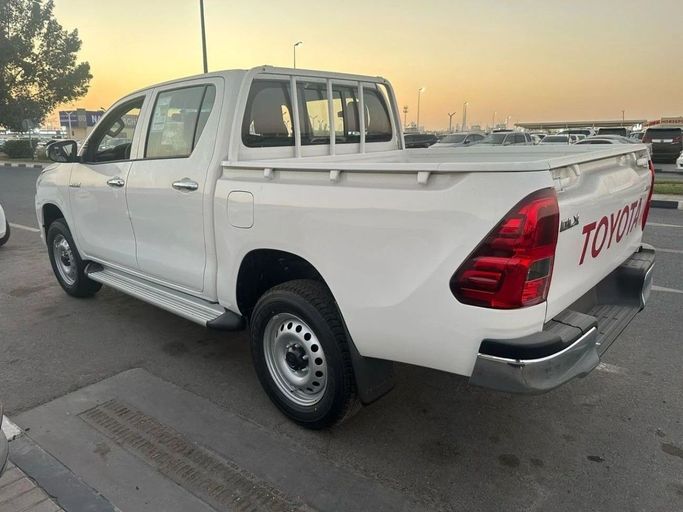 Новый Toyota Hilux VIII, 2.7 л, 2025 в Дубае от World Center Motors FZE Белый цвет. GCC | AUTO.AE