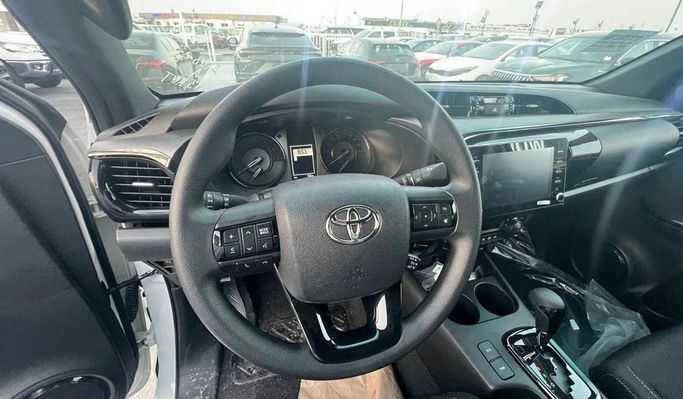 Новый Toyota Hilux VIII, 4.0 л, 2025 в Дубае от World Center Motors FZE Белый цвет. GCC | AUTO.AE