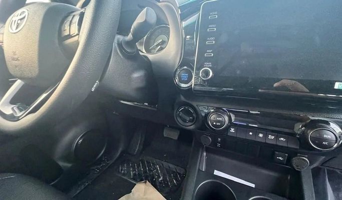 Новый Toyota Hilux VIII, 4.0 л, 2025 в Дубае от World Center Motors FZE Белый цвет. GCC | AUTO.AE