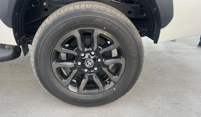 Новый Toyota Hilux VIII, 4.0 л, 2025 в Дубае от World Center Motors FZE Белый цвет. GCC | AUTO.AE