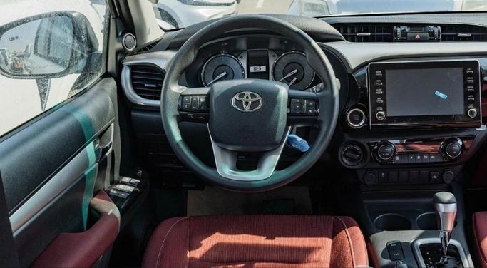 Новый Toyota Hilux VIII, 2.7 л, 2025 в Дубае от World Center Motors FZE Белый цвет. GCC | AUTO.AE