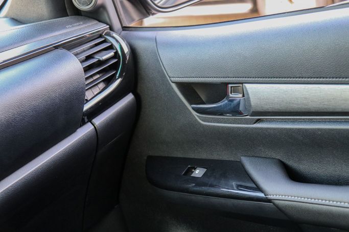 Новый Toyota Hilux VIII Рестайлинг, 4.0 л, 2025 в Дубае от Atlantic Motors FZCO Белый цвет.  | AUTO.AE