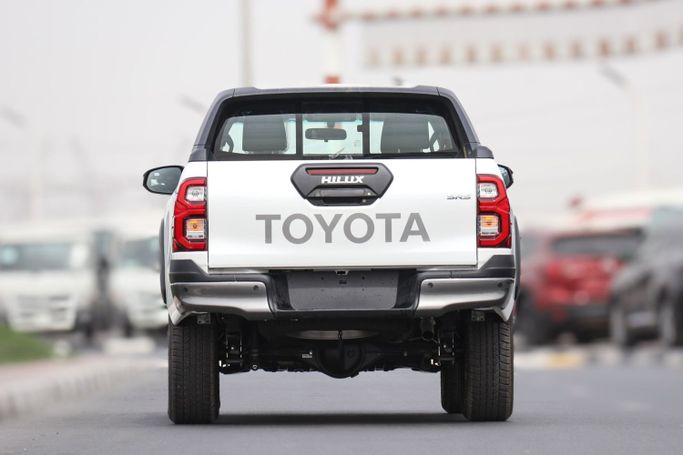 Новый Toyota Hilux VIII Рестайлинг, 4.0 л, 2025 в Дубае от Atlantic Motors FZCO Белый цвет.  | AUTO.AE
