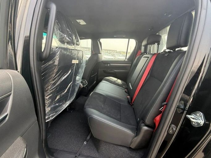 Новый Toyota Hilux VIII Рестайлинг, 4.0 л, 2025 в Дубае от Al Rawnaq Motors  Черный цвет. GCC | AUTO.AE