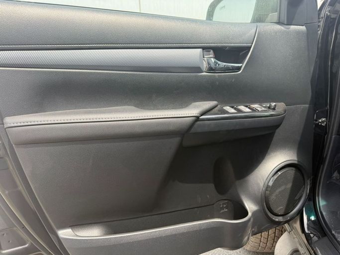 Новый Toyota Hilux VIII Рестайлинг, 4.0 л, 2025 в Дубае от Al Rawnaq Motors  Черный цвет. GCC | AUTO.AE