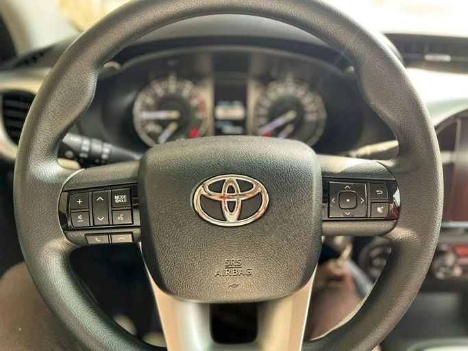 Новый Toyota Hilux VIII Рестайлинг, 2.7 л, 2025 в Дубае от Al Rawnaq Motors  Белый цвет. GCC | AUTO.AE