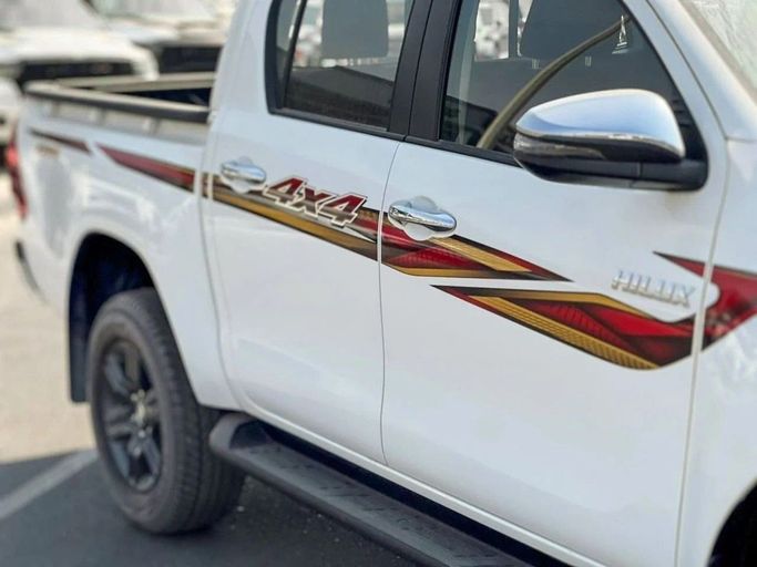 Новый Toyota Hilux VIII Рестайлинг, 2.7 л, 2025 в Дубае от Al Rawnaq Motors  Белый цвет. GCC | AUTO.AE