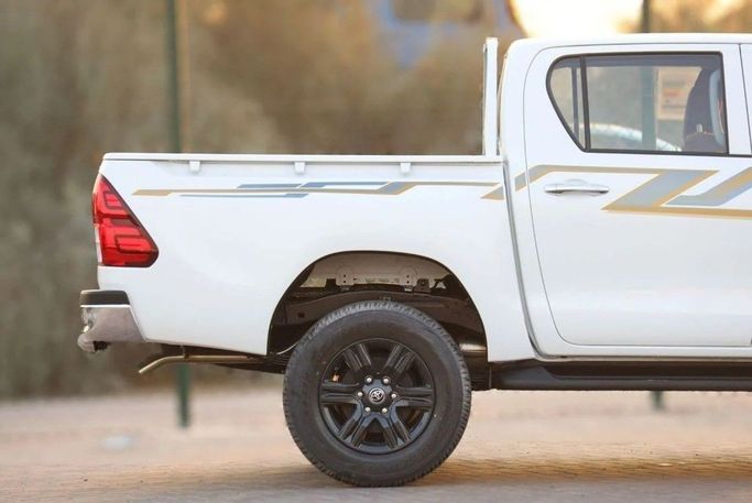 New Toyota Hilux VIII Facelift, 2.7 l, 2025 in Dubai by Atlantic Motors FZCO, White color. GCC Specs | AUTO.AE