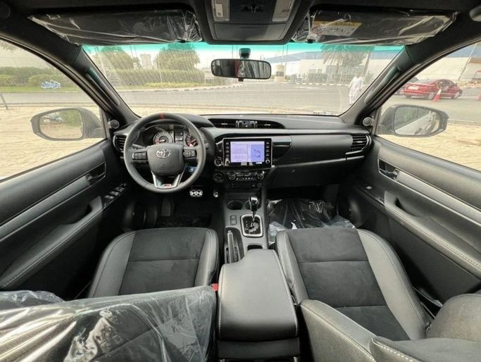 Новый Toyota Hilux VIII Рестайлинг, 4.0 л, 2025 в Дубае от Al Rawnaq Motors  Белый цвет. GCC | AUTO.AE