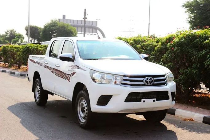 Подержанный Toyota Hilux VIII, 2.4 л, 2018 в Дубае от Power Wagon Motors Белый цвет. GCC | AUTO.AE