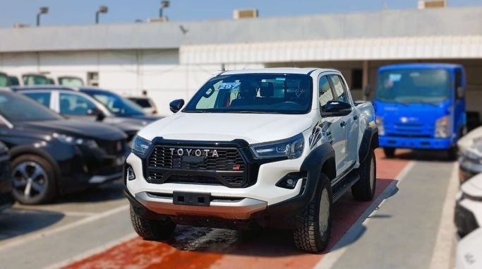 Новый Toyota Hilux VIII Рестайлинг 2, 2.8 л, 2025 в Дубае от Rhodium Motors FZE Белый цвет. GCC | AUTO.AE
