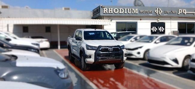 جديدة Toyota Hilux شد الوجه الثامن, 4.0 l, 2025 في في دبي من Rhodium Motors FZE، اللون أبيض. مواصفات الخليج | AUTO.AE