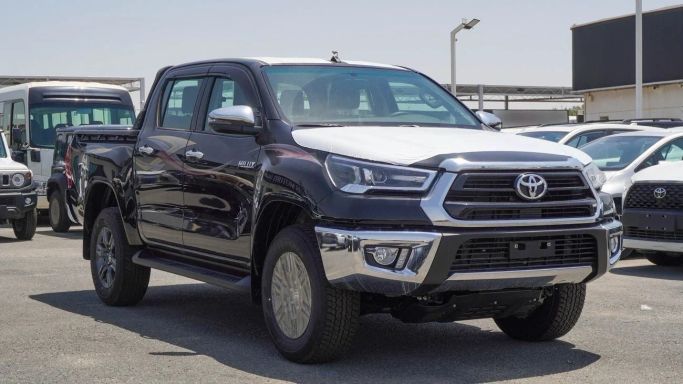Новый Toyota Hilux VIII Рестайлинг, 2.7 л, 2025 в Дубае от Gulzar Motors FZE Черный цвет. GCC | AUTO.AE
