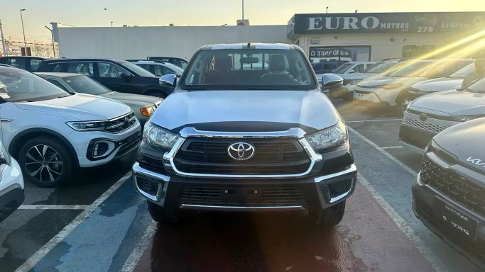 Новый Toyota Hilux VIII Рестайлинг, 2.7 л, 2025 в Дубае от Euro Motors Fzco Черный цвет. GCC | AUTO.AE