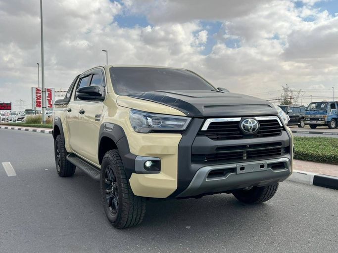 Подержанный Toyota Hilux VIII, 2.8 л, 2023 в Дубае от Greenway Motors Бежевый цвет.  | AUTO.AE