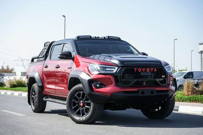 مستعملة Toyota Hilux ثامناً, 2.8 l, 2022 في في دبي من Greenway Motors، اللون أحمر.  | AUTO.AE