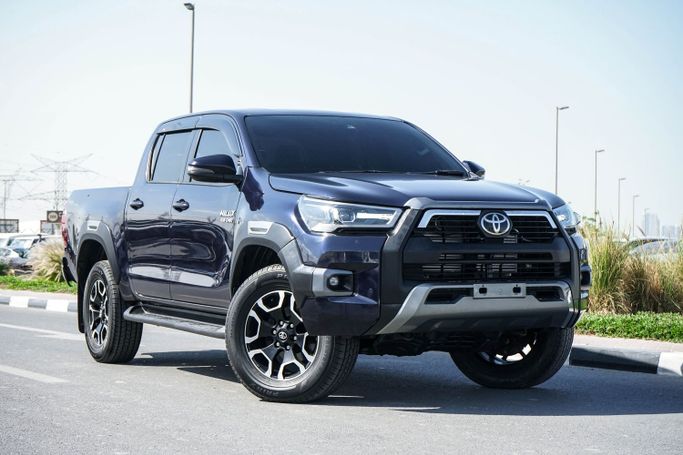مستعملة Toyota Hilux ثامناً, 2.8 l, 2024 في في دبي من Greenway Motors، اللون أزرق داكن.  | AUTO.AE