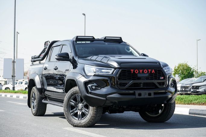 مستعملة Toyota Hilux ثامناً, 2.8 l, 2023 في في دبي من Greenway Motors، اللون أسود.  | AUTO.AE