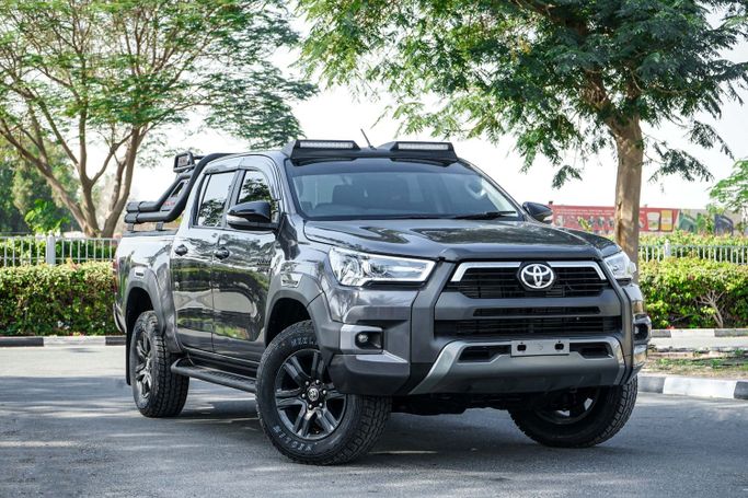 Подержанный Toyota Hilux VIII, 2.8 л, 2018 в Дубае от Greenway Motors Серый цвет.  | AUTO.AE