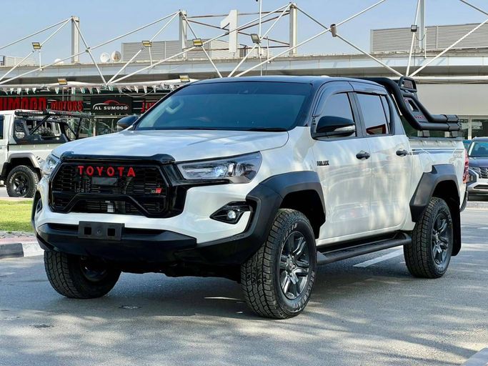 Подержанный Toyota Hilux VIII, 2.8 л, 2023 в Дубае от Greenway Motors Белый цвет.  | AUTO.AE