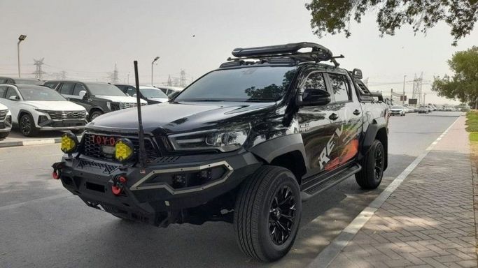 Подержанный Toyota Hilux VIII Рестайлинг, 2.8 л, 2023 в Дубае от Central Motors Черный цвет.  | AUTO.AE