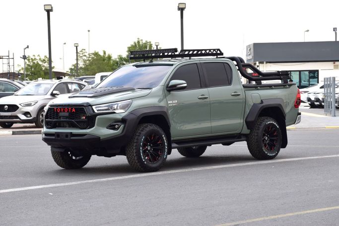 Подержанный Toyota Hilux VIII Рестайлинг, 2.8 л, 2021 в Дубае от Xtreme Auto FZE Зеленый цвет. Australian Specs | AUTO.AE