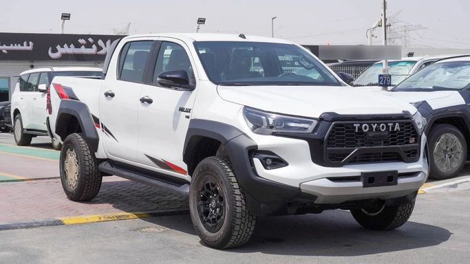 Новый Toyota Hilux VIII Рестайлинг, 4.0 л, 2025 в Дубае от Atlantis Motors FZE Белый цвет. GCC | AUTO.AE