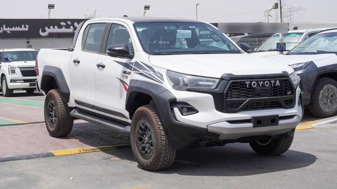 جديدة Toyota Hilux شد الوجه الثامن, 2.8 l, 2025 في في دبي من Atlantis Motors FZE، اللون أبيض. مواصفات الخليج | AUTO.AE