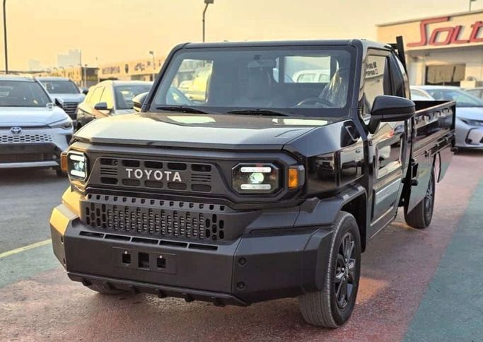 جديدة Toyota Hilux ثامناً, 2.4 l, 2025 في في دبي من Soltan Auto، اللون أسود. أخرى | AUTO.AE