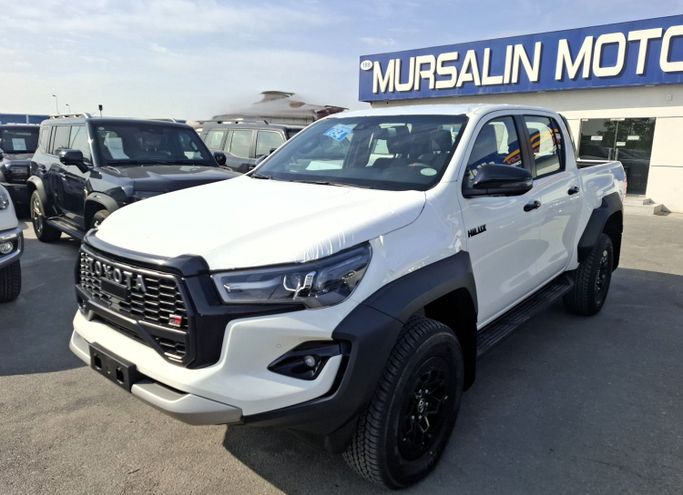 Новый Toyota Hilux MHEV VIII Рестайлинг 2, 2.8 л, 2026 в Дубае от Mursalin Motors FZCO Белый цвет. GCC | AUTO.AE