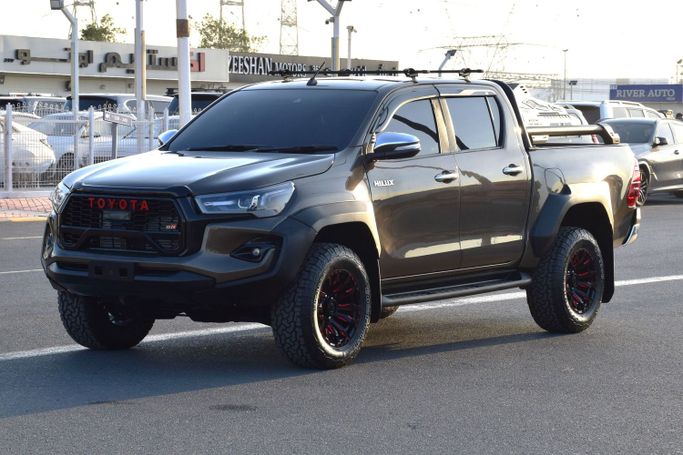مستعملة Toyota Hilux شد الوجه الثامن, 2.8 l, 2022 في في دبي من Xtreme Auto FZE، اللون بني. المواصفات الأسترالية | AUTO.AE