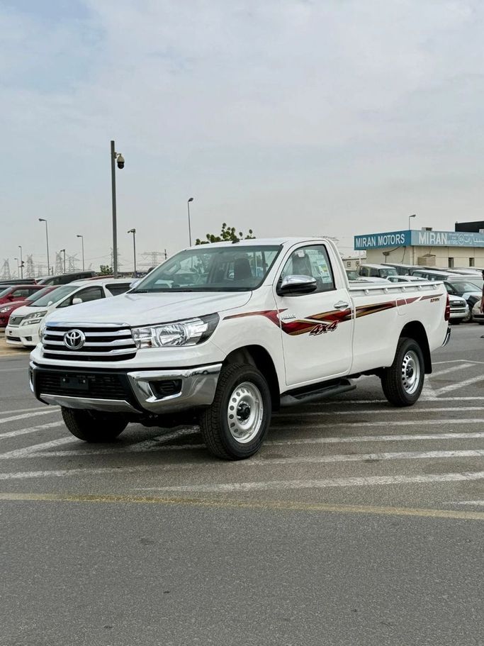 Новый Toyota Hilux VIII, 2.7 л, 2025 в Дубае от Signature Motors FZE Белый цвет. GCC | AUTO.AE