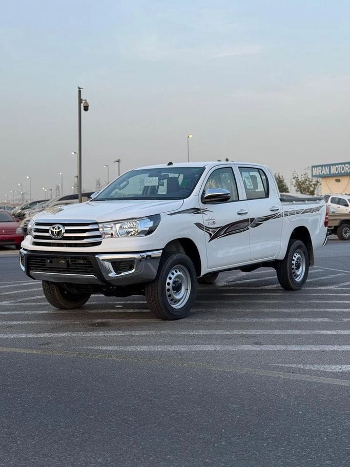 Новый Toyota Hilux VIII, 2.4 л, 2025 в Дубае от Signature Motors FZE Белый цвет. GCC | AUTO.AE