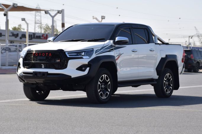 Подержанный Toyota Hilux VIII Рестайлинг, 2.8 л, 2023 в Дубае от Xtreme Auto FZE Белый цвет. Australian Specs | AUTO.AE