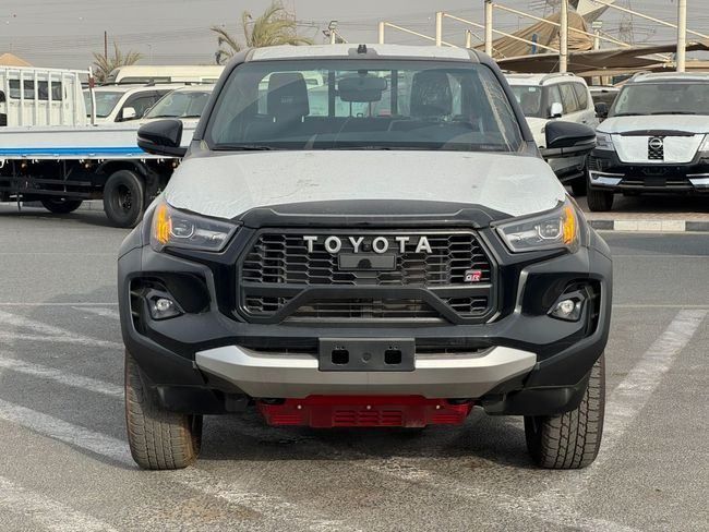 جديدة Toyota Hilux شد الوجه الثامن, 4 l, 2025 في في دبي من AUTO RANCH FZE، اللون أسود. مواصفات الخليج | AUTO.AE