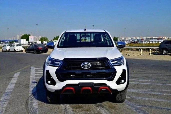 Новый Toyota Hilux VIII Рестайлинг, 2.8 л, 2025 в Дубае от TARGET MOTORS FZE Белый цвет. GCC | AUTO.AE