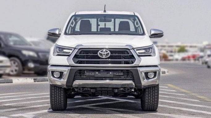 Новый Toyota Hilux VIII Рестайлинг, 2.7 л, 2025 в Дубае от TARGET MOTORS FZE Белый цвет. GCC | AUTO.AE