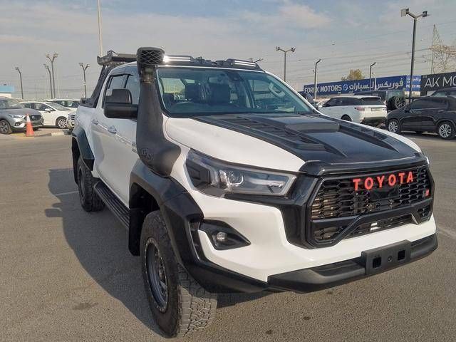 مستعملة Toyota Hilux شد الوجه الثامن, 2.8 l, 2022 في في دبي من SONDOS MOTORS FZE، اللون أبيض. أخرى | AUTO.AE