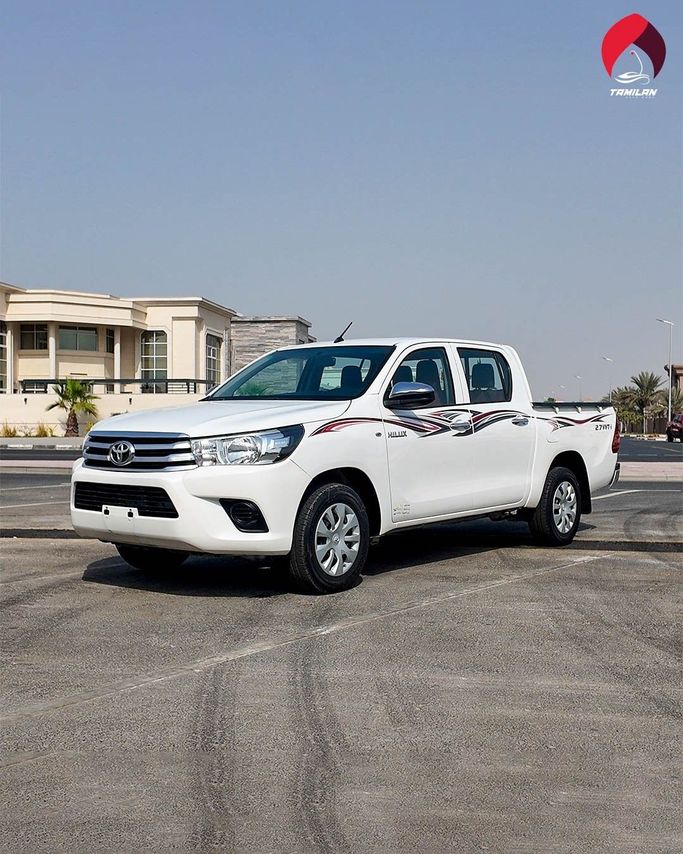 Подержанный Toyota Hilux VIII, 2.7 л, 2022 в Дубае от Tamilan Specialized Vehicles Trading LLC Белый цвет.  | AUTO.AE