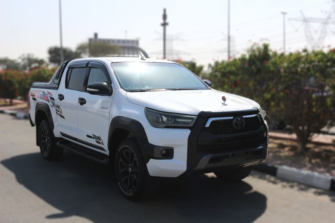 مستعملة Toyota Hilux فيس ليفت الثامن, 2.8 l, 2021 في في دبي، اللون أبيض. المواصفات الأوروبية | AUTO.AE