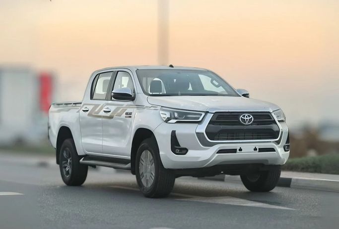 Новый Toyota Hilux VIII Рестайлинг 2, 2.8 л, 2025 в Дубае от PRIME AUTOMOBILES Белый цвет. GCC | AUTO.AE