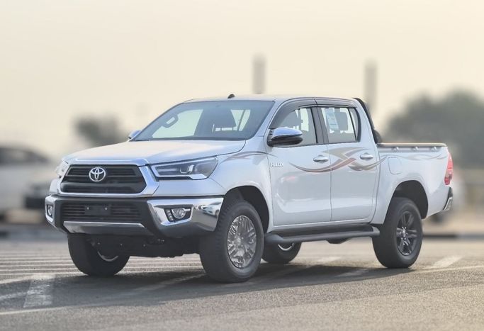 جديدة Toyota Hilux فيس ليفت الثامن, 2.7 l, 2025 في في دبي من PRIME AUTOMOBILES، اللون أبيض. مواصفات الخليج | AUTO.AE