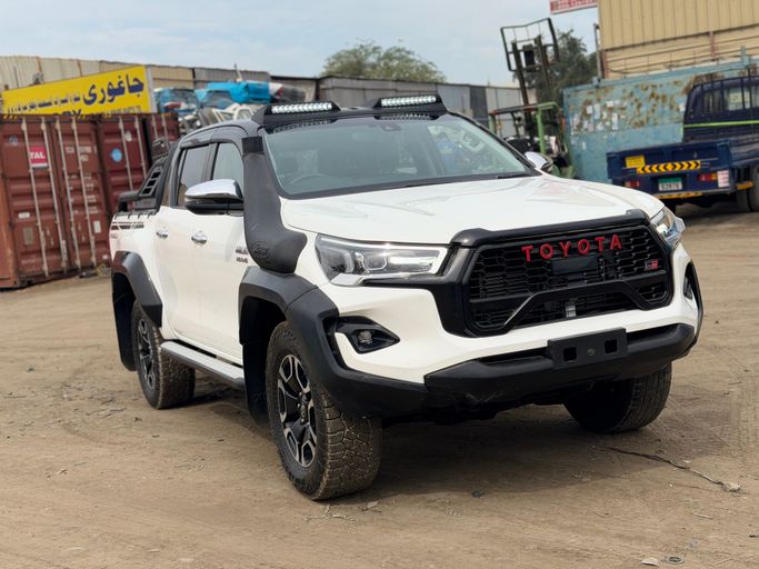 مستعملة Toyota Hilux Arctic Trucks فيس ليفت الثامن, 2.8 l, 2023 في في دبي، اللون أبيض. المواصفات الأسترالية | AUTO.AE